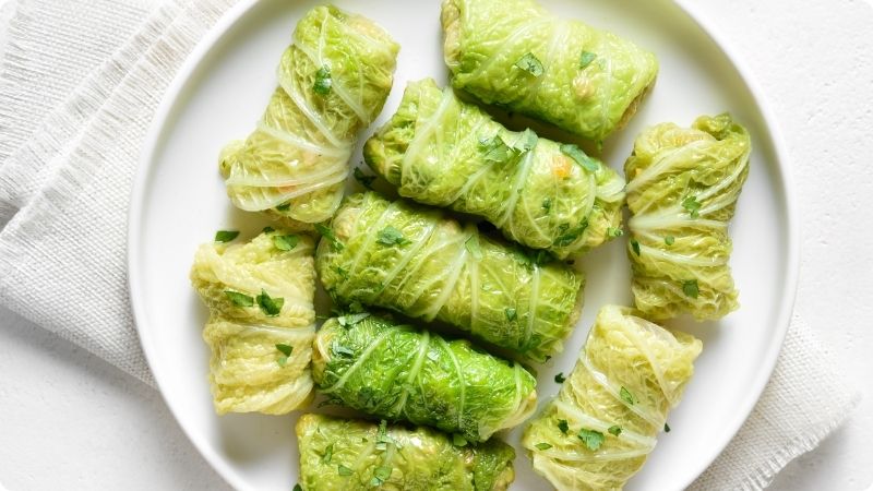 stuffed cabbage rolls with green sauce